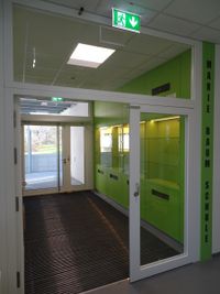 Tuerelement-Rauchschutz-und-Einbauschrank-im-Eingangsbereich-einer-Schule
